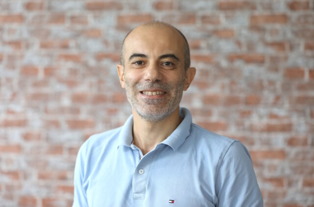 nuraxys-startup-alessandro-becciu Dr. Alessandro Becciu gründete das Startup Nuraxys: Mit KI will er für mehr Sicherheit im ÖPNV sorgen – aktuell nimmt er am Programm Bergsteiger-Accelerator von Solingen.Business teil. (Foto: © Bastian Glumm)