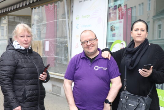 Ärgern sich über eine anhaltende Störung im O2-Mobilfunknetz in Ohligs: Miriam Gatawetzki-Köppchen (li.), Gabriela Fritz (re.) und Holger Niggemann. (Foto: © Bastian Glumm)