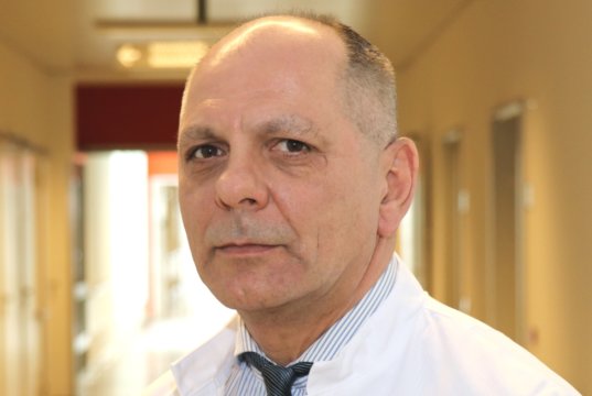 Dr. Ulrich Jaschke leitet das neu eingerichtete "Department für Gefäßchirurgie" im Klinikum Solingen. (Foto: © Bastian Glumm)
