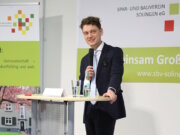 Solingens Oberbürgermeister Daniel Flemm sprach bei der Einweihung des neuen Regiebetriebe-Gebäudes der Spar- und Bauverein Solingen eG auch über die Innenstadtentwicklung und kündigte an, dass die Stadt bestimmte Schlüsselimmobilien künftig besonders im Blick behalten will. (Foto: © Bastian Glumm)