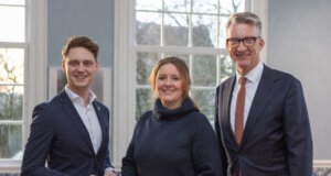 Die Oberbürgermeister des Bergischen Städtedreiecks beim Treffen im Haus Cleff (v. l.): Daniel Flemm (Solingen), Miriam Scherff (Wuppertal) und Sven Wolf (Remscheid). (Foto: © Stadt Remscheid)
