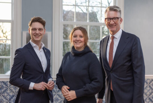 Die Oberbürgermeister des Bergischen Städtedreiecks beim Treffen im Haus Cleff (v. l.): Daniel Flemm (Solingen), Miriam Scherff (Wuppertal) und Sven Wolf (Remscheid). (Foto: © Stadt Remscheid)