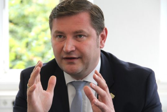 Oberbürgermeister Tim Kurzbach lud die Medien am Donnerstag zum Sommerinterview ein und skizzierte dabei die Herausforderung der kommenden Monate. Vor allem das Thema Digitalisierung werde für Umbrüche sorgen. (Foto: © B. Glumm)