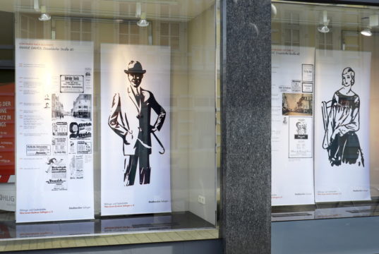In den Schaufenstern des ehemaligen Wohn- und Geschäftshauses der Familie Davids an der Düsseldorfer Straße 40 ist die Ausstellung "Von Ohligs nach Auschwitz" zu sehen. (Foto: © Daniela Tobias)
