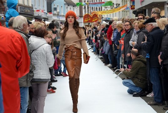 Nach dem großen Erfolg von 2017, als sich besonders die Straßen-Modenschau als Besuchermagnet erwies, verfeinert die OWG das Konzept der interaktiven Modenschau: Mode verbindet Generationen und Nationen, und alle können mitmachen. (Archivfoto: © Martina Hörle)