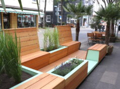 Die Ohligser Jongens haben testweise an der Lennestraße ein City-Deck platzieren lassen. Die Sitzgruppe soll dort noch bis September für jeden nutzbar sein. (Foto: © Bastian Glumm)