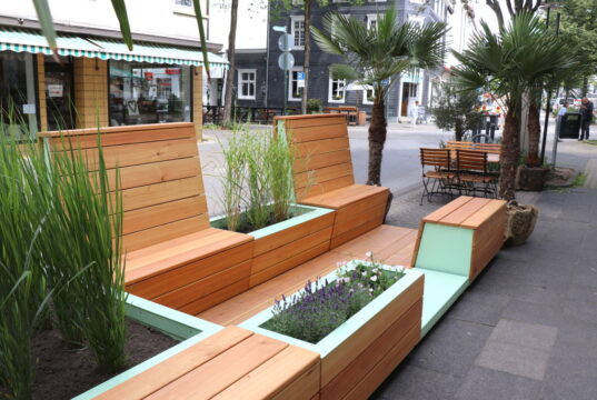 Die Ohligser Jongens haben testweise an der Lennestraße ein City-Deck platzieren lassen. Die Sitzgruppe soll dort noch bis September für jeden nutzbar sein. (Foto: © Bastian Glumm)