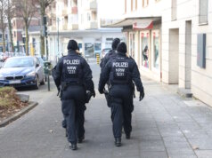 Die Polizei suchte am Samstag den Bereich rund um die Düsseldorfer Straße in Ohligs ab und fand ein Messer. (Foto: © Tim Oelbermann)