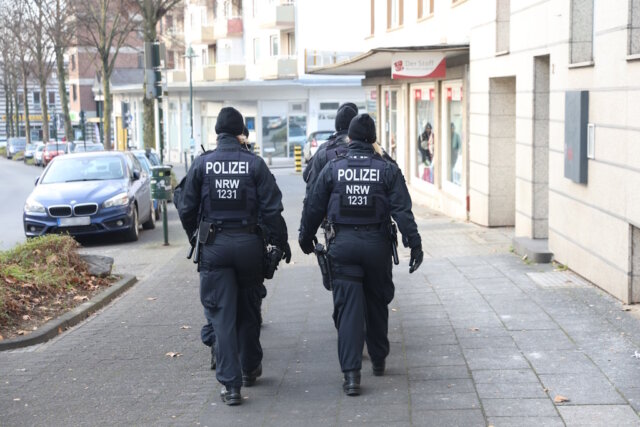 Die Polizei suchte am Samstag den Bereich rund um die Düsseldorfer Straße in Ohligs ab und fand ein Messer. (Foto: © Tim Oelbermann)
