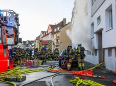 Feuerwehrleute der Berufs- und Freiwilligen Feuerwehr waren am Dienstagnachmittag im Einsatz bei einem Kellerbrand in einem Mehrfamilienhaus an der Ruhrstraße in Ohligs. Dichter Rauch drang aus dem Gebäude, rund 60 Einsatzkräfte waren vor Ort. (Foto: © Tim Oelbermann)