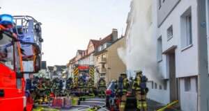 Feuerwehrleute der Berufs- und Freiwilligen Feuerwehr waren am Dienstagnachmittag im Einsatz bei einem Kellerbrand in einem Mehrfamilienhaus an der Ruhrstraße in Ohligs. Dichter Rauch drang aus dem Gebäude, rund 60 Einsatzkräfte waren vor Ort. (Foto: © Tim Oelbermann)