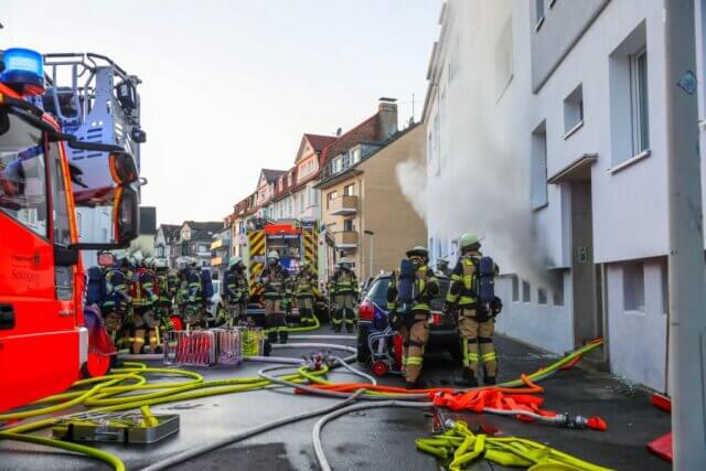Zwei Schwerverletzte nach Verpuffung und Kellerbrand - Hund gerettet Feuerwehrleute der Berufs- und Freiwilligen Feuerwehr waren am Dienstagnachmittag im Einsatz bei einem Kellerbrand in einem Mehrfamilienhaus an der Ruhrstraße in Ohligs. Dichter Rauch drang aus dem Gebäude, rund 60 Einsatzkräfte waren vor Ort. (Foto: © Tim Oelbermann)