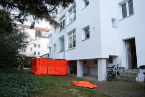 Ein Sprungpolster der Feuerwehr an der Gebäuderückseite der Ruhrstraße: Eine Bewohnerin sprang wegen der starken Rauchentwicklung aus dem ersten Obergeschoss in das Rettungskissen. (Foto: © Tim Oelbermann)
