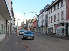 Die Ohligser Sauerbreystraße hat schon bessere Zeiten gesehen. In den kommenden Tagen werden alle anliegenden Eigentümer angeschrieben und auf das Beratungsangebot des Stadtteilbüros Ohligs aufmerksam gemacht. (Archivfoto: © B. Glumm)