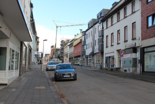 Die Ohligser Sauerbreystraße hat schon bessere Zeiten gesehen. In den kommenden Tagen werden alle anliegenden Eigentümer angeschrieben und auf das Beratungsangebot des Stadtteilbüros Ohligs aufmerksam gemacht. (Archivfoto: © B. Glumm)