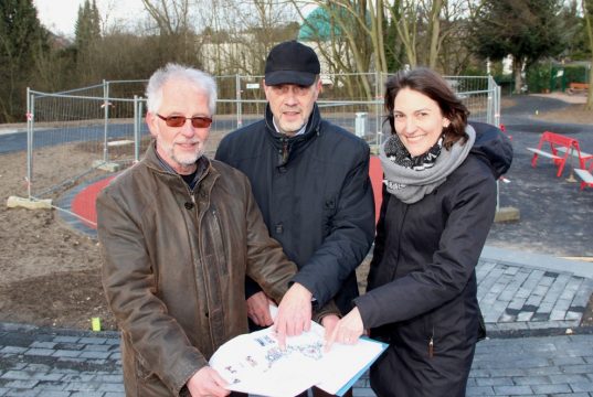 Der "Planetenweg" soll im April fertig sein: v.li. Artur Pach von den Technischen Betrieben, Stadtdirektor Hartmut Hoferichter und Stadtentwicklerin Miriam Macdonald stellten die Pläne jetzt vor. (Foto: © B. Glumm)