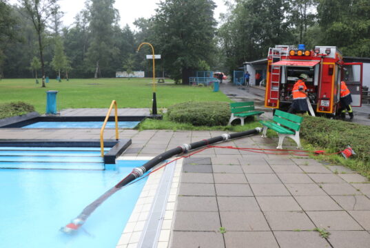 Die Becken des Heidebads wurden vom Wasser eines benachbarten Teiches überflutet. Zudem ist Regenwasser in einen Keller eingedrungen. (Foto: © Bastian Glumm)