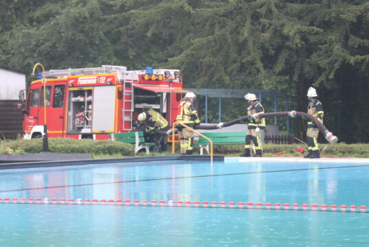 Beim Unwetter Mitte Juli 2021 wurde das Heidebad überflutet. Die Feuerwehr war im Einsatz. (Archivfoto: © Bastian Glumm)