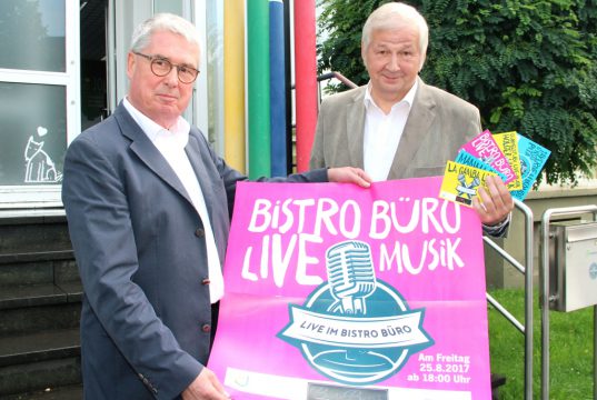 Werbefachmann Hans Gerd Frambach (li.) kümmerte sich um die Gestaltung und den Druck von Plakaten und 5.000 Postkarten für den Ohligser "Kneipenfreitag" am 25. August. Sehr zur Freude von Joachim Junker (re.) vom Vorstand der "Ohligser Jongens". (Foto: © B. Glumm)