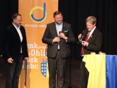 Mirko Novakovic (li.) wurde auf dem Neujahrsempfang der "Ohligser Jongens" zum "Ohligser des Jahres" gekürt. Oberbürgermeister Tim Kurzbach (mi.) und "Jongens"-Präsident Dr. Jörg Wacker nahmen die Ehrung vor. (Foto: © Bastian Glumm)