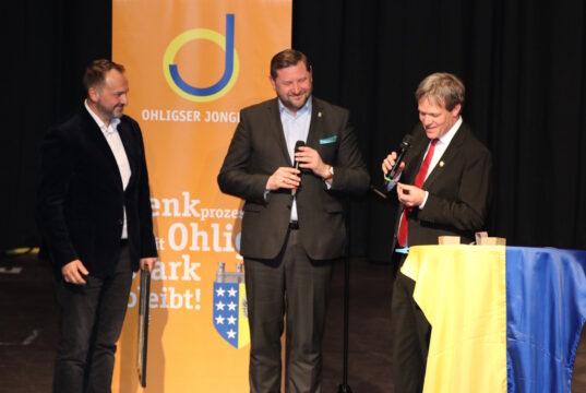 Mirko Novakovic (li.) wurde auf dem Neujahrsempfang der "Ohligser Jongens" zum "Ohligser des Jahres" gekürt. Oberbürgermeister Tim Kurzbach (mi.) und "Jongens"-Präsident Dr. Jörg Wacker nahmen die Ehrung vor. (Foto: © Bastian Glumm)