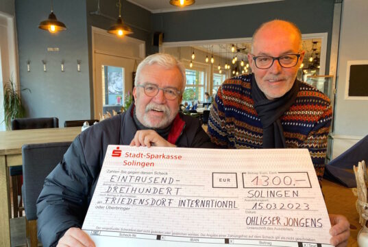 Die Ohligser Jongens haben unter ihren Mitgliedern für die Erdbebenopfer einen Spendenaufruf gestartet, der insgesamt 3.900 Euro eingebracht hat. Uli Preuss (li.) nahm für das Friedensdorf die eine Spende über 1.300 Euro von Jongens-Mitglied Hans-Peter Halwas entgegen. (Foto: © Ohligser Jongens)