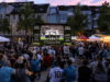 Zum Auftakt der Fußball-Weltmeisterschaft 2026 wird auf dem Ohligser Marktplatz das erste Gruppenspiel der deutschen Nationalmannschaft gegen Curaçao live auf Großbildleinwand übertragen. (Symbolbild/KI-Visualisierung)