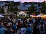 Zum Auftakt der Fußball-Weltmeisterschaft 2026 wird auf dem Ohligser Marktplatz das erste Gruppenspiel der deutschen Nationalmannschaft gegen Curaçao live auf Großbildleinwand übertragen. (Symbolbild/KI-Visualisierung)