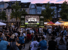 Zum Auftakt der Fußball-Weltmeisterschaft 2026 wird auf dem Ohligser Marktplatz das erste Gruppenspiel der deutschen Nationalmannschaft gegen Curaçao live auf Großbildleinwand übertragen. (Symbolbild/KI-Visualisierung)