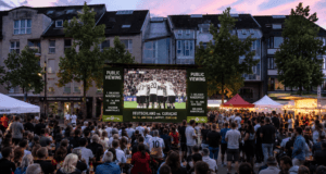 Zum Auftakt der Fußball-Weltmeisterschaft 2026 wird auf dem Ohligser Marktplatz das erste Gruppenspiel der deutschen Nationalmannschaft gegen Curaçao live auf Großbildleinwand übertragen. (Symbolbild/KI-Visualisierung)