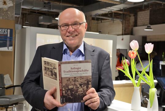 Am vergangenen Freitagabend präsentierte Autor Olaf Link sein neues Werk „Solinger Traditionsgeschäfte2. Zahlreiche Gäste waren zur Präsentation in die Gläserne Werkstatt gekommen. (Foto: © Martina Hörle)