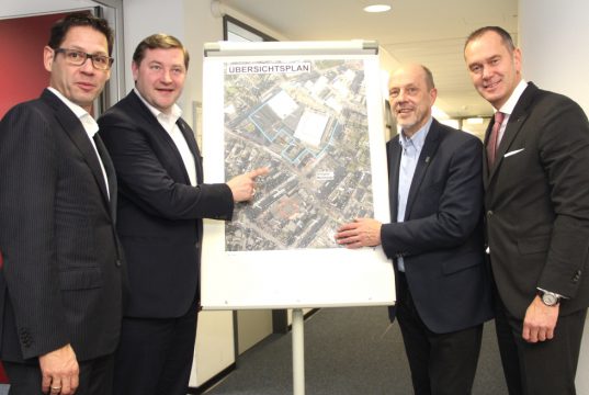Freuen sich, dass es in Ohligs endlich weitergehen wird: v.li. Leo W. A. de Man, Geschäftsführer der Kondor Wessels Holding GmbH, Oberbürgermeister Tim Kurzbach, Stadtdirektor Hartmut Hoferichter und Stefan Grunwald, Vorstandsvorsitzender der Stadt-Sparkasse Solingen. (Foto: © Bastian Glumm)