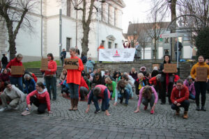 Mit Schildern gaben die Tänzerinnen und Tänzer den Zuschauern Denkanstöße (Foto © Sandra Grünwald)