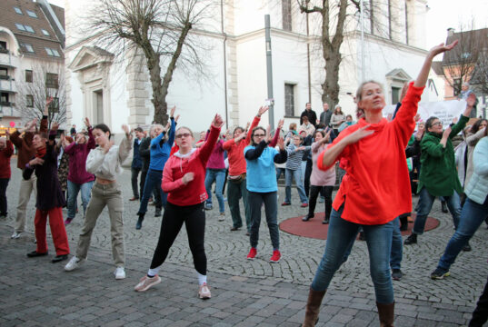 Solingen tanzte im Walder Rundling für die Freiheit und gegen Gewalt an Frauen und Mädchen (Foto © Sandra Grünwald)