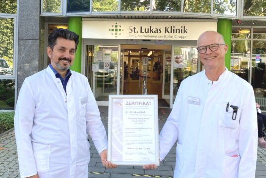 Freuen sich über die erfolgreiche Re-Zertifizierung und die Bestätigung der Qualität im Onkologischen Zentrum der St. Lukas Klinik mit den Organzentren für Darm und Pankreas: Onkologie Dr. Mustafa Kondakci und Chirurg Dr. Markus Meibert (re.). (Foto: © Cerstin Tschirner/Kplus Gruppe)