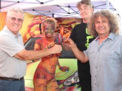 Stießen am Dienstag auf ein erfolgreiches Kuntsprojekt an: v.li. Franz-Josef Schönauen vom Autohaus Schönauen, Model Vivane Bayerl, Timm Kronenberg vom City-Art-Projekt und Künstler Zoran Velinov. (Foto: © B. Glumm)