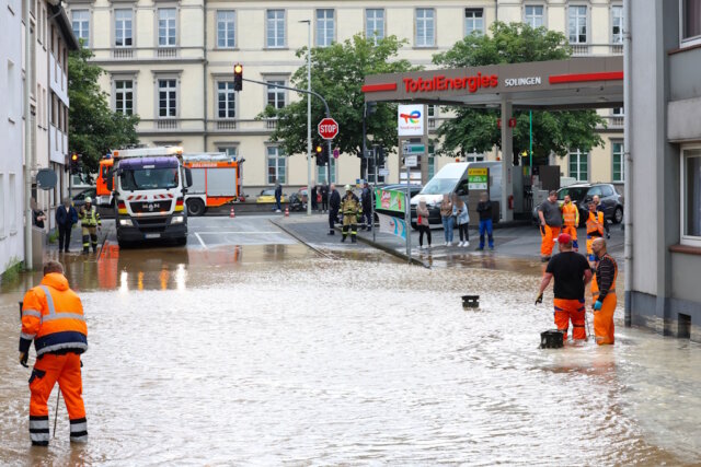 Nach einem Wasserrohrbruch bleibt die Oststraße zwischen Florastraße und Tankstelle für fünf bis sechs Wochen gesperrt. (Foto: © Tim Oelbermann)