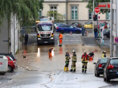 In der Oststraße in der Solinger Innenstadt hat es am Dienstag gegen 13.30 Uhr einen größeren Wasserrohrbruch gegeben. (Foto: © Tim Oelbermann)