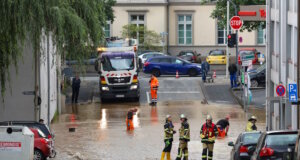 In der Oststraße in der Solinger Innenstadt hat es am Dienstag gegen 13.30 Uhr einen größeren Wasserrohrbruch gegeben. (Foto: © Tim Oelbermann)
