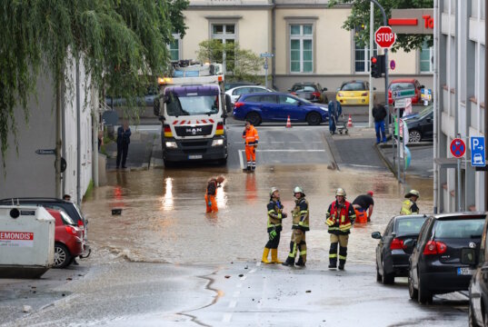 In der Oststraße in der Solinger Innenstadt hat es am Dienstag gegen 13.30 Uhr einen größeren Wasserrohrbruch gegeben. (Foto: © Tim Oelbermann)
