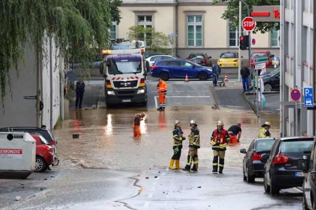 In der Oststraße in der Solinger Innenstadt hat es am Dienstag gegen 13.30 Uhr einen größeren Wasserrohrbruch gegeben. (Foto: © Tim Oelbermann)