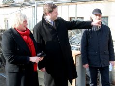 Der OB zeigt, wohin die Reise gehen wird. Cordula Scheffels, Vorsitzende des Palliativen Hospizes Solingen (PHoS) und Stadtdirektor Hartmut Hoferichter (re.) schauten sich am Donnerstag gemeinsam mit Oberbürgermeister Tim Kurzbach auf der Baustelle des Hospiz-Neubaus um. (Foto: © B. Glumm)