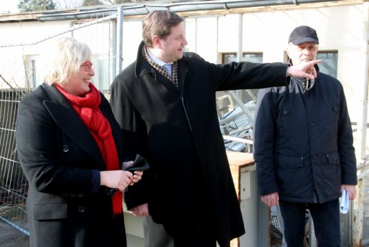 Der OB zeigt, wohin die Reise gehen wird. Cordula Scheffels, Vorsitzende des Palliativen Hospizes Solingen (PHoS) und Stadtdirektor Hartmut Hoferichter (re.) schauten sich am Donnerstag gemeinsam mit Oberbürgermeister Tim Kurzbach auf der Baustelle des Hospiz-Neubaus um. (Foto: © B. Glumm)