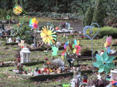 Auf dem Parkfriedhof in Gräfrath werden "Sternenkinder" bestattet, die Gräber sind meist bunt gestaltet. (Archivfoto: © Bastian Glumm)