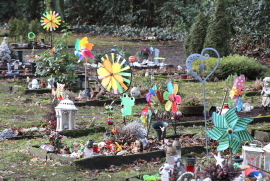 Auf dem Parkfriedhof in Gräfrath werden "Sternenkinder" bestattet, die Gräber sind meist bunt gestaltet. (Archivfoto: © Bastian Glumm)