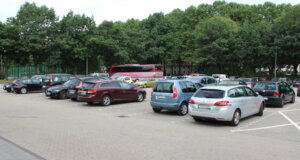 Der Parkplatz am Weyersberg ist kostenfrei nutzbar. Eine zeitweilige Parkraumbewirtschaftung dort wurde von der Stadt Solingen recht schnell wieder kassiert. (Archivfoto: © Bastian Glumm)
