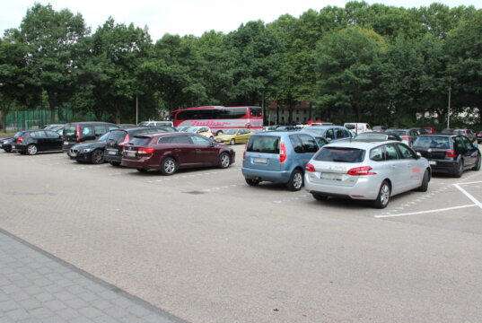 Der Parkplatz am Weyersberg ist kostenfrei nutzbar. Eine zeitweilige Parkraumbewirtschaftung dort wurde von der Stadt Solingen recht schnell wieder kassiert. (Archivfoto: © Bastian Glumm)