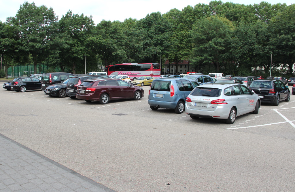 Der Parkplatz am Weyersberg ist kostenfrei nutzbar. Eine zeitweilige Parkraumbewirtschaftung dort wurde von der Stadt Solingen recht schnell wieder kassiert. (Archivfoto: © Bastian Glumm)