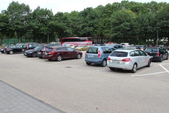 Das Kulturzentrum Cobra bietet ab Donnerstag, 20. April, bis zum 1. Juni ein Autokino auf dem Parkplatz am Weyersberg vor der Klingenhalle an. (Foto: © Bastian Glumm)