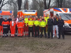 Die Mitarbeiterinnen und Mitarbeiter von Feuerwehr und Hilfsorganisationen vor ihren Fahrzeugen heute in Düsseldorf. (Foto: © Feuerwehr Solingen)